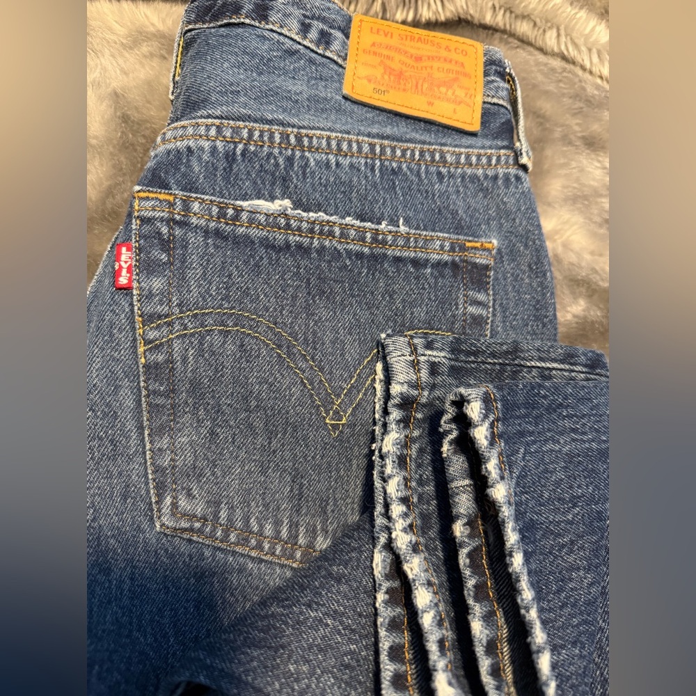 Levi's Women's Straight Leg Jeans in Medium Blue Denim